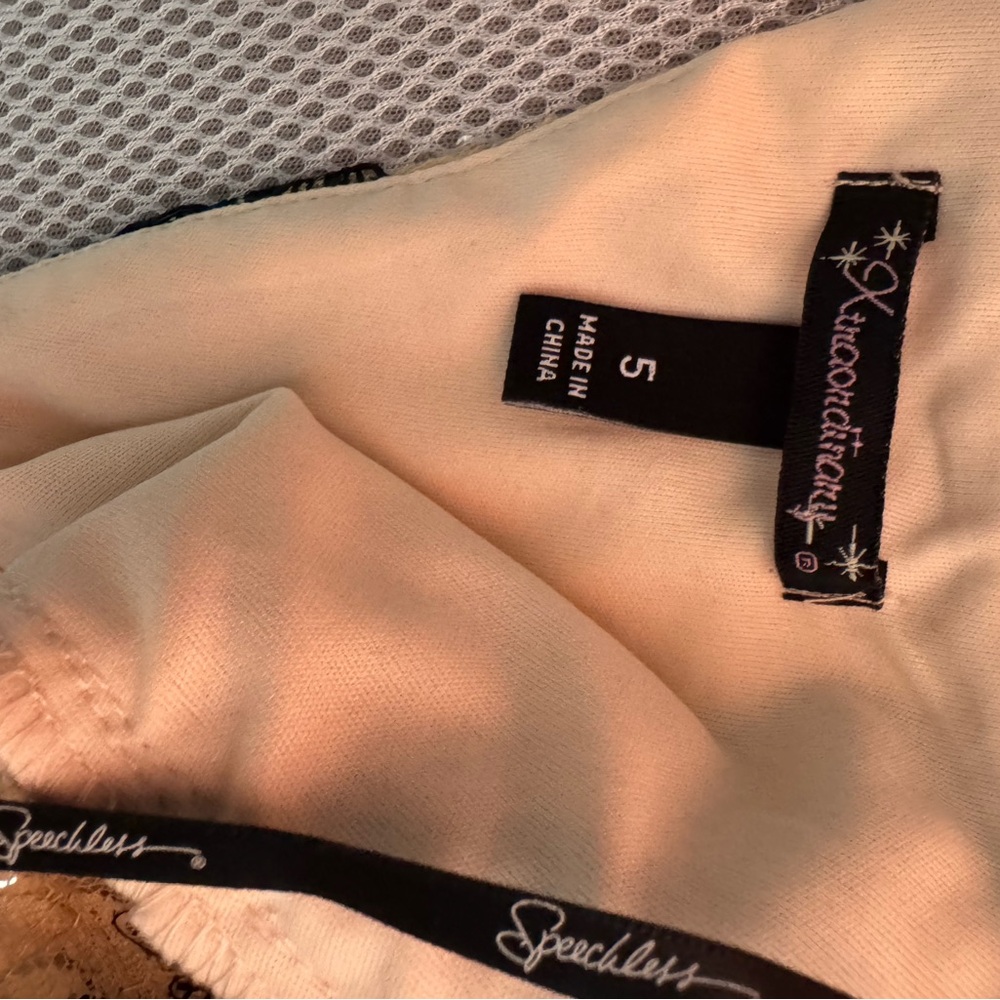 NWT Elegant Lace Black and Cream Women's Top - Picture 4 of 4